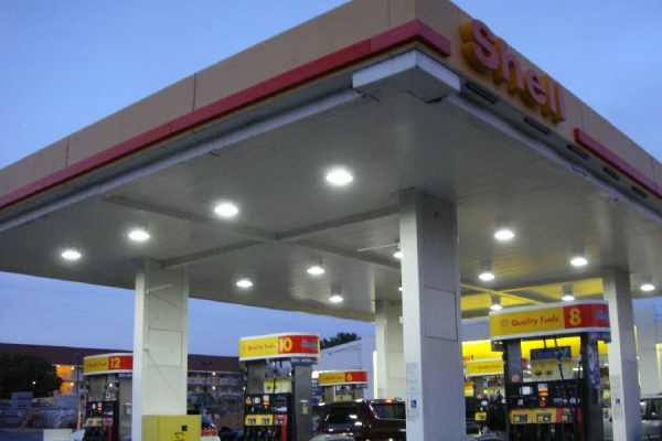 إضاءة محطة وقود شل في الولايات المتحدة الأمريكية